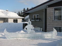 Op veel plekken staan prachtige ijssculpturen zomaar in de voortuin!
