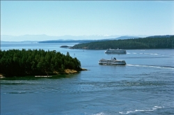 Veerboten varen af en aan tussen Vancouver Island en het vasteland